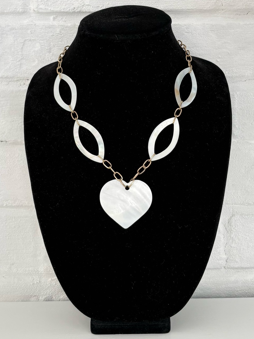 Guess Mother of Pearl Heart Shaped Shell Necklace Vintage